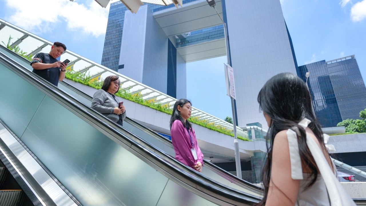 I dipendenti pubblici di Hong Kong riceveranno un aumento salariale forfettario del 2% in un contesto di prudenza fiscale