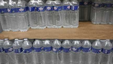 Presto la vendita degli imballaggi per l’acqua sarà vietata in Francia e nell’Unione Europea, come sostiene un deputato del Raduno Nazionale?