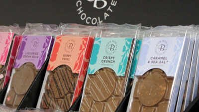 Cinque prodotti di cioccolato dai colori vivaci a forma di automobili, cuori, farfalle e coccinelle sono stati ritirati in tutta la Gran Bretagna perché le loro etichette non riportano latte e soia.