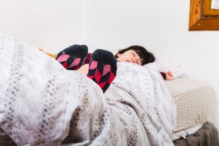 I vantaggi di dormire con i calzini secondo gli esperti