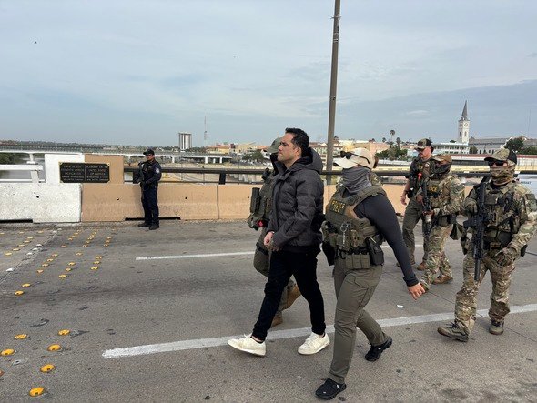 Gli agenti dell’ICE deportano il sicario del cartello di alieni illegali ricercato per omicidio in Messico